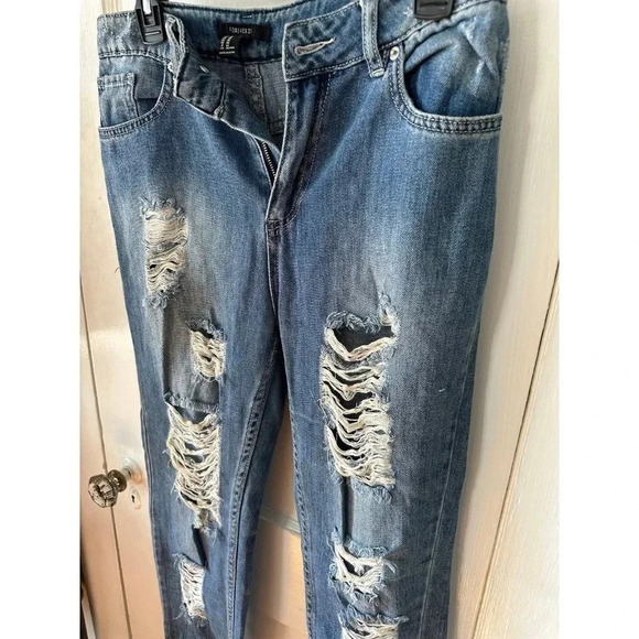 Forever21 Women’s size 26 ripped Jeans - Picture 3 of 8